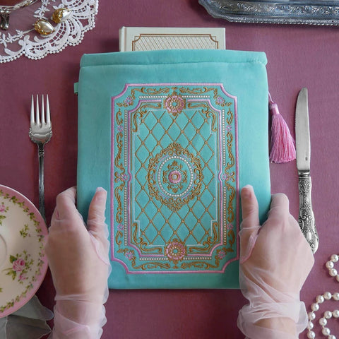 Antoinette Booksleeve