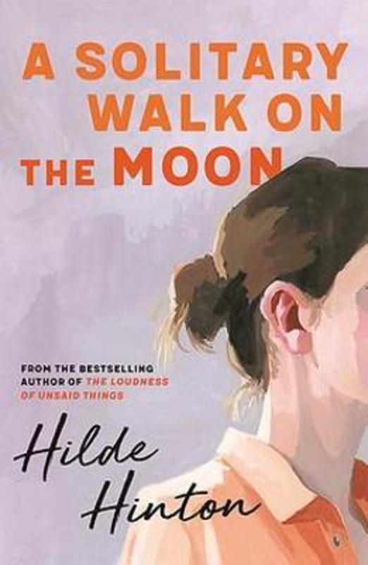 A Solitary Walk on the Moon by Hilde Hinton - 9780733647048