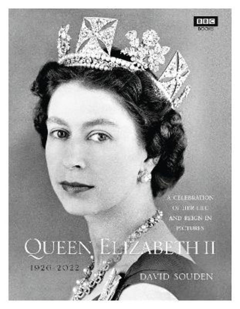 Queen Elizabeth II: A Celebration of Her Life and Reign in Pictures by David Souden - 9781785943096